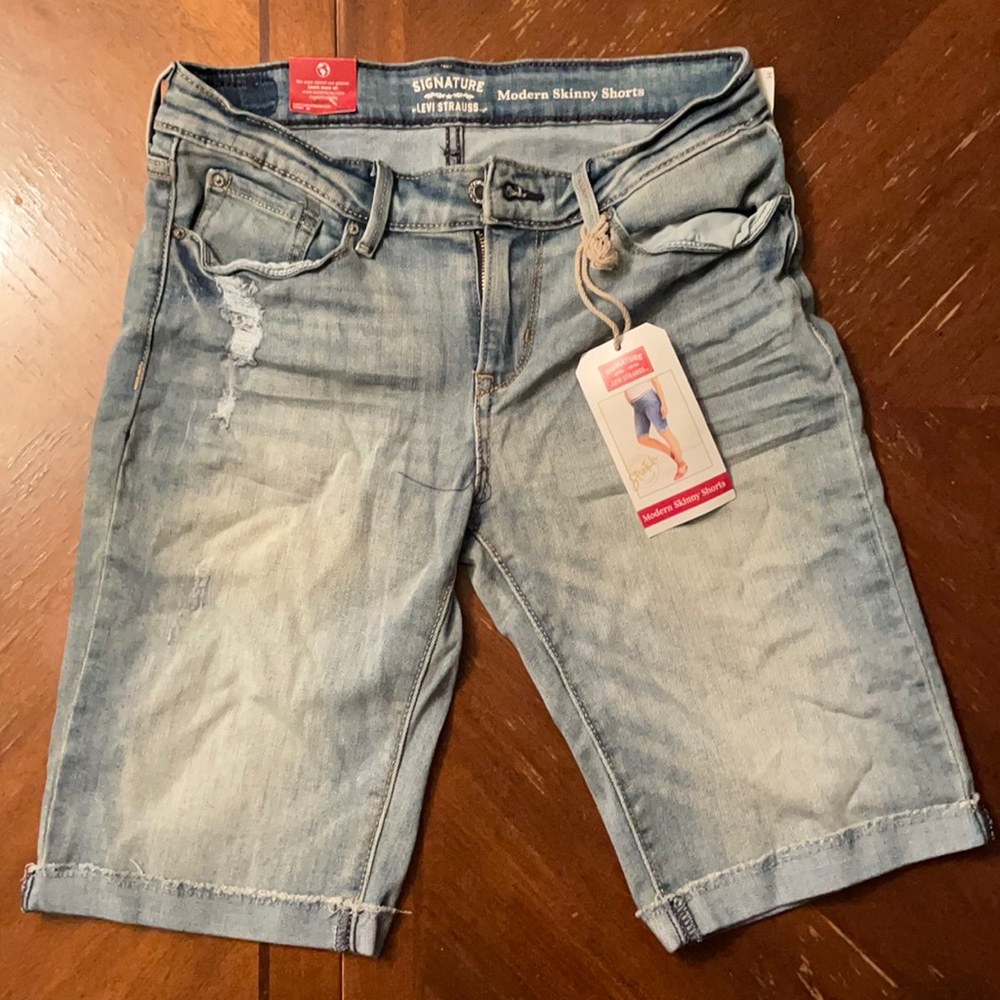 Levi Strauss Mid-Rise Skinny Shorts Size 4 or 27